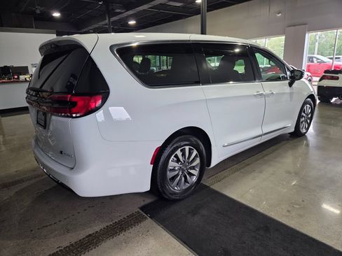 Used 2023 Chrysler Pacifica Limited FWD image 3