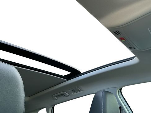 Certified 2025 Volkswagen Taos SE w/ Panoramic Sunroof Package image 19