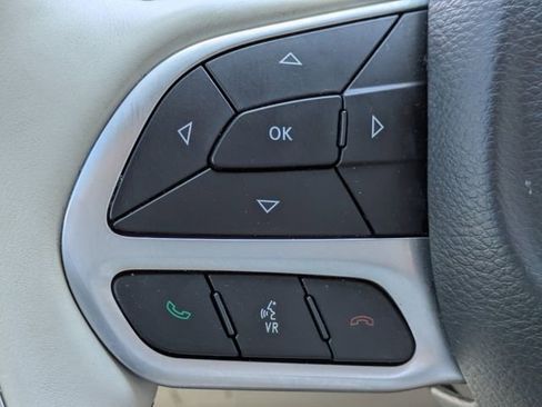 Used 2017 Chrysler Pacifica Limited FWD image 33