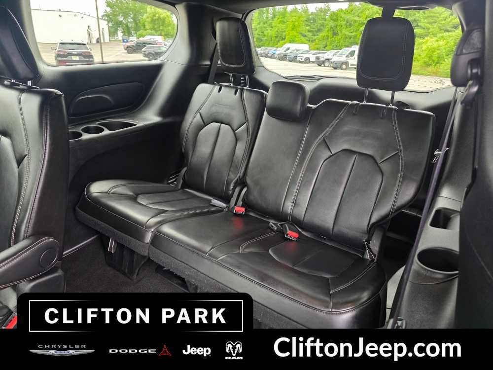 Certified 2025 Chrysler Pacifica Select FWD image 13