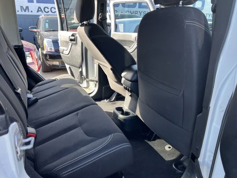 Used 2015 Jeep Wrangler Unlimited Rubicon w/ Connectivity Group AWD/4WD image 16