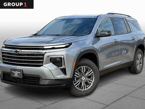 Used 2025 Chevrolet Traverse LT image 1