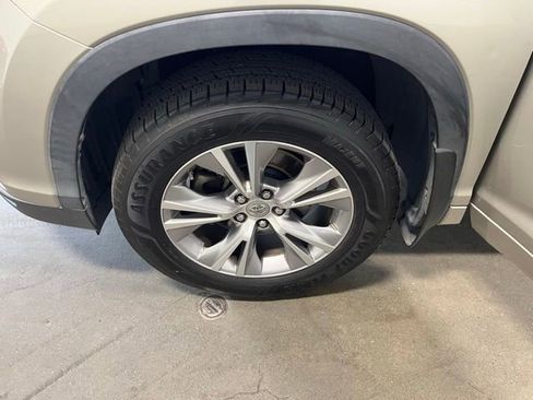 Used 2015 Toyota Highlander Plus AWD/4WD image 30