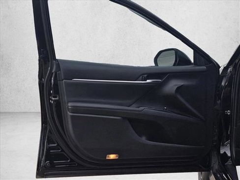 Used 2020 Toyota Camry XLE image 11