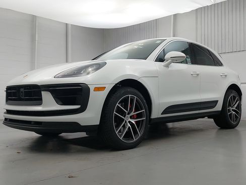 Certified 2026 Porsche Macan S AWD/4WD image 1