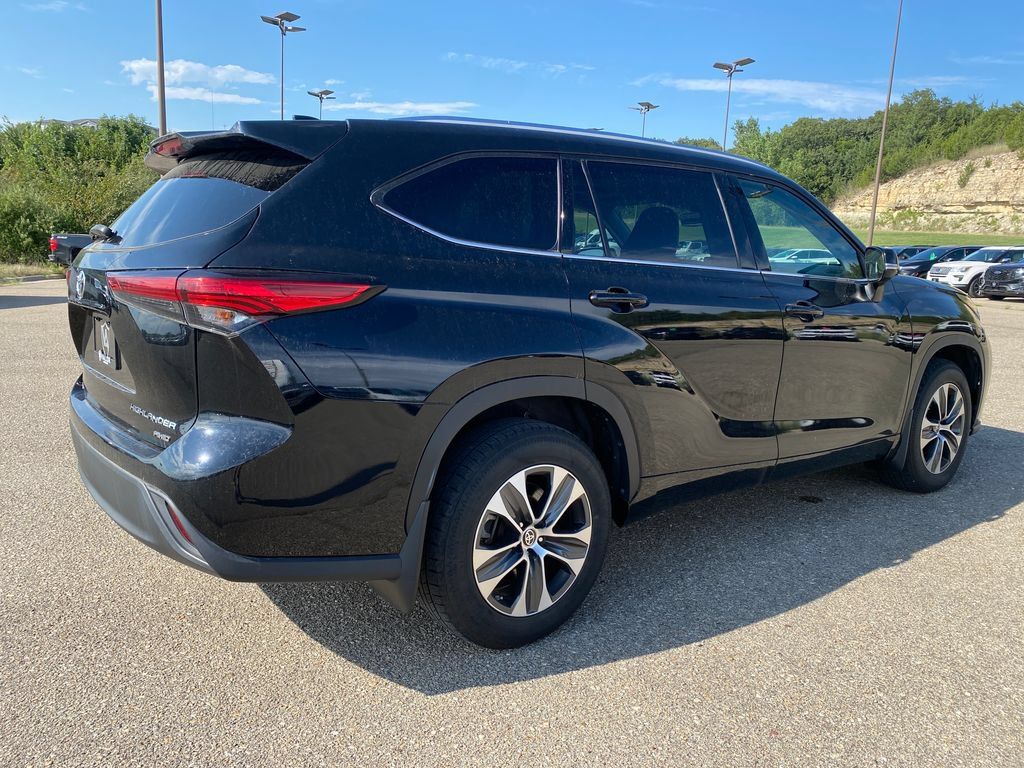 Used 2021 Toyota Highlander XLE AWD/4WD image 16
