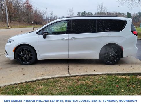 Used 2025 Chrysler Pacifica Limited image 6