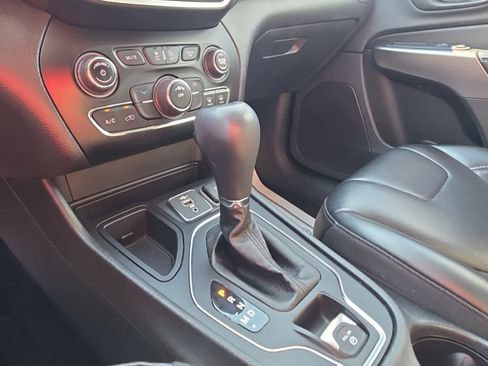 Used 2020 Jeep Cherokee Latitude Plus w/ Cold Weather Group FWD image 17