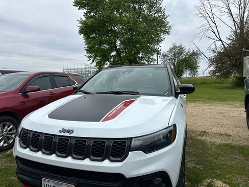 Used 2025 Jeep Compass Trailhawk AWD/4WD image 14