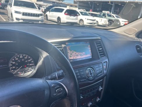 Used 2017 Nissan Pathfinder Platinum w/ Midnight Edition Package image 11