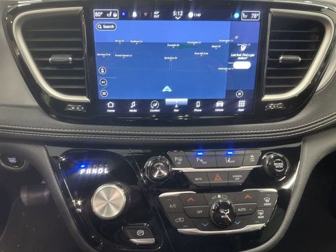 Used 2024 Chrysler Pacifica Select image 5