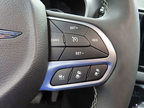 Used 2025 Chrysler Pacifica Select FWD image 45