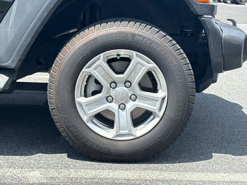 Used 2018 Jeep Wrangler Sport AWD/4WD image 9