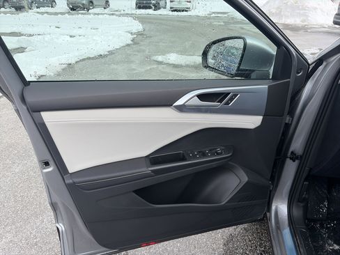 New 2026 Volkswagen Taos SE image 8