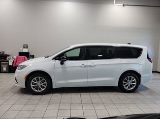 New 2026 Chrysler Pacifica Select video 4