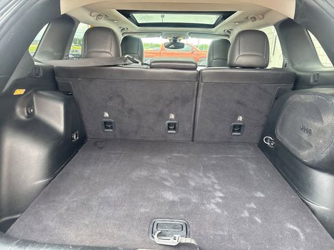 Used 2020 Jeep Cherokee Latitude Plus w/ Comfort/Convenience Group FWD image 33
