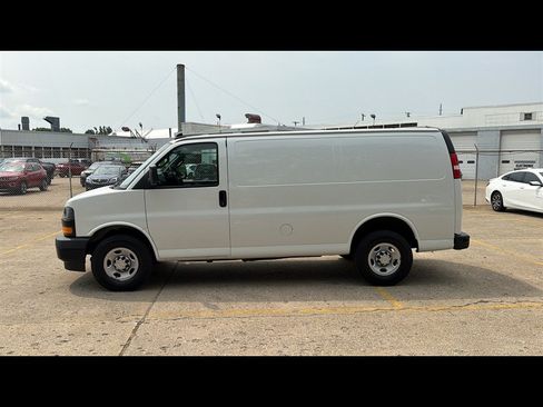 Used 2021 Chevrolet Express 2500 w/ Driver Convenience Package RWD image 3