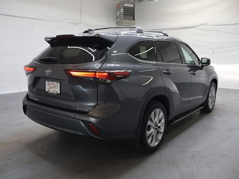 Used 2024 Toyota Highlander Limited FWD image 7