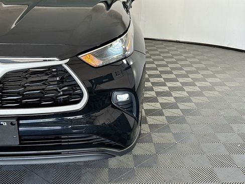 Used 2023 Toyota Highlander LE AWD/4WD image 9