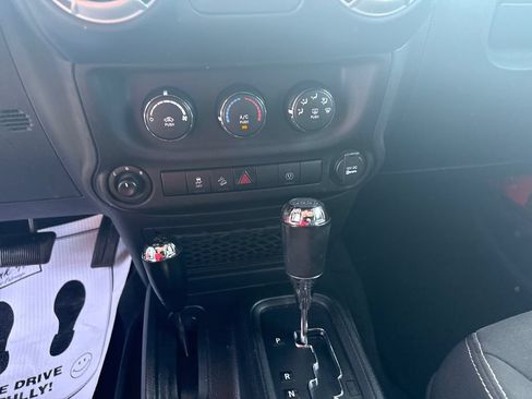 Used 2018 Jeep Wrangler Unlimited Sahara w/ Connectivity Group AWD/4WD image 22