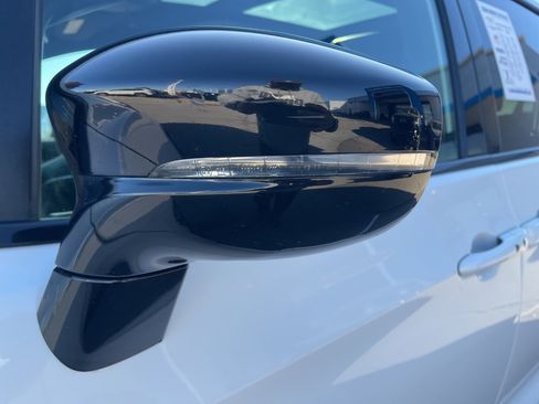 Used 2025 Chrysler Pacifica Limited image 10