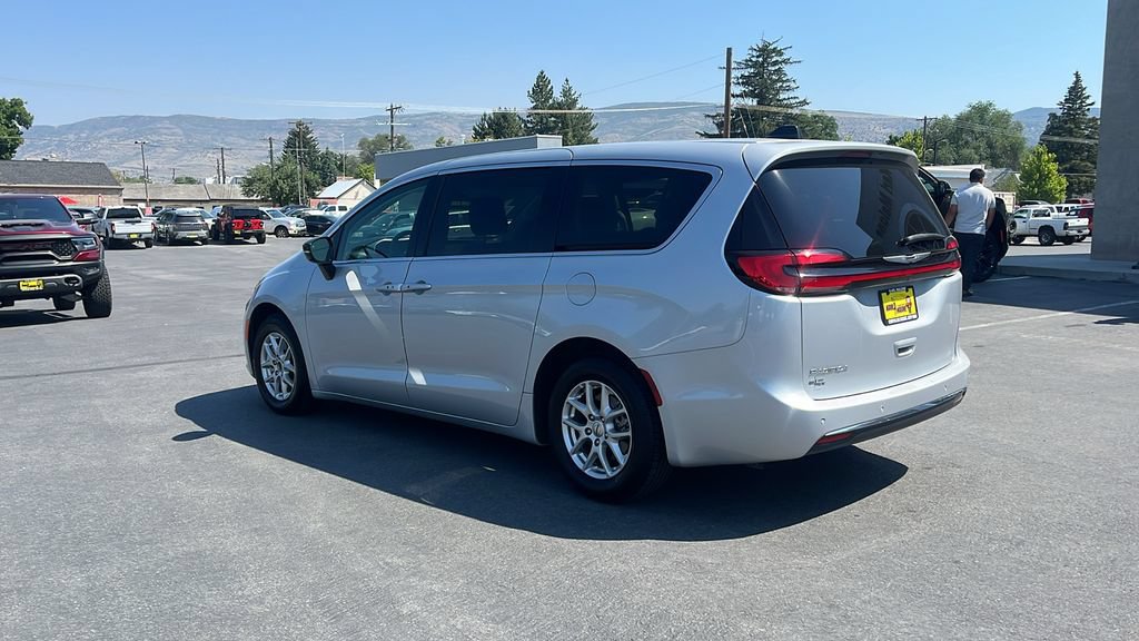 Used 2024 Chrysler Pacifica Touring-L FWD image 7