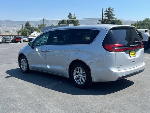 Used 2024 Chrysler Pacifica Touring-L FWD image 7