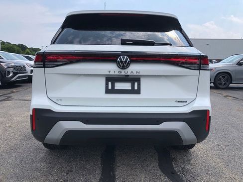 Used 2025 Volkswagen Tiguan SE w/ Panoramic Sunroof Package AWD/4WD image 5