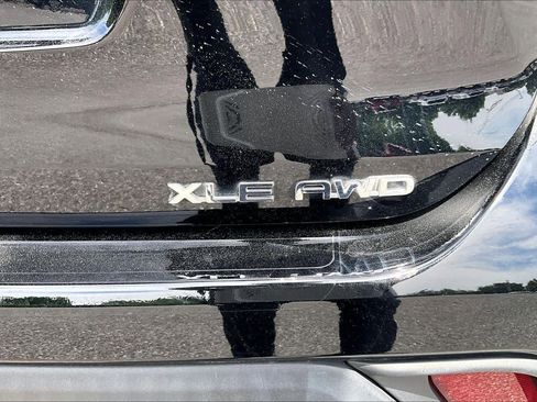 Used 2023 Toyota Highlander XLE AWD/4WD image 10