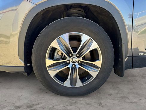Certified 2024 Toyota Highlander XLE AWD/4WD image 9