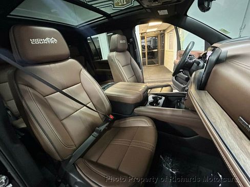 Used 2025 Chevrolet Suburban High Country AWD/4WD image 28