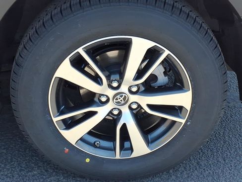 Used 2018 Toyota RAV4 XLE AWD/4WD image 9