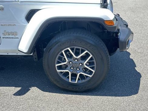 Certified 2024 Jeep Wrangler Unlimited Sahara w/ Technology Group AWD/4WD image 14