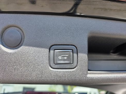 Used 2018 Chevrolet Equinox Premier image 17