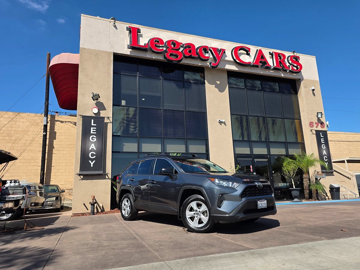 Used 2019 Toyota RAV4 LE w/ Carpet Mat Package FWD image 3