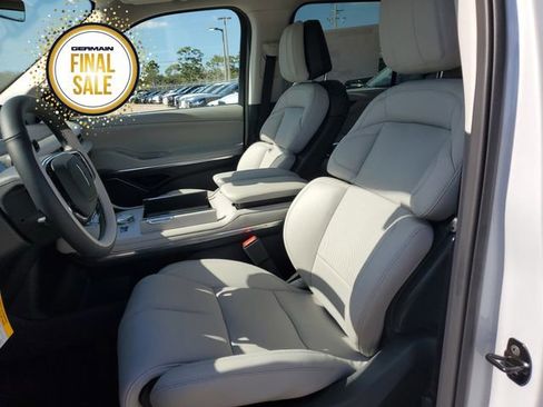 New 2025 Lincoln Navigator Reserve image 16