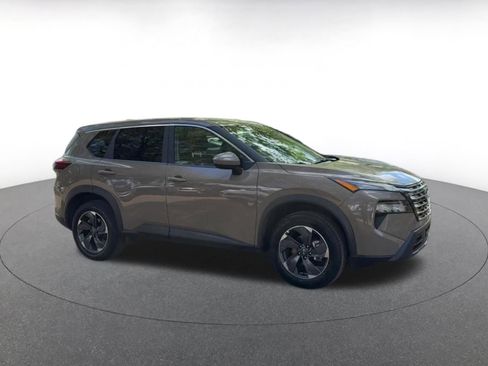 Used 2025 Nissan Rogue SV image 2