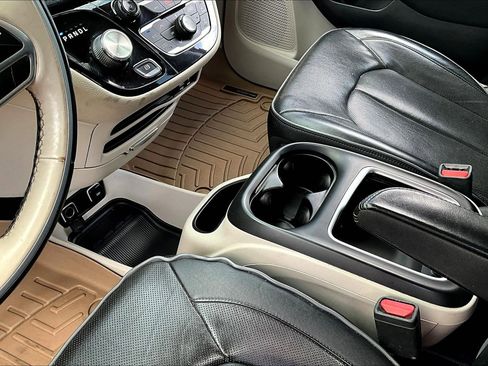 Used 2019 Chrysler Pacifica Limited image 14