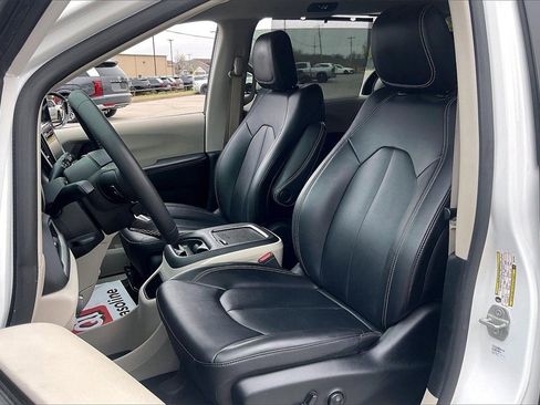 Used 2024 Chrysler Pacifica Touring-L image 29