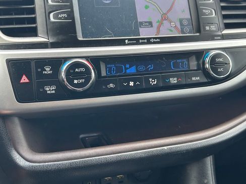 Used 2019 Toyota Highlander XLE FWD image 34