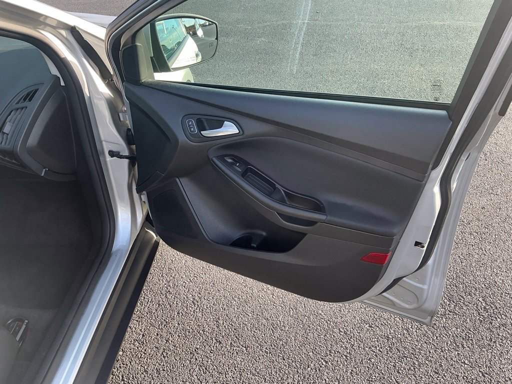 Used 2018 Ford Focus SE w/ Cold Weather Package FWD image 26