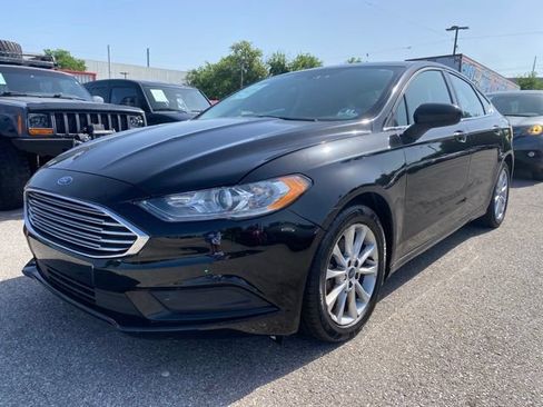 Used 2017 Ford Fusion SE FWD image 3