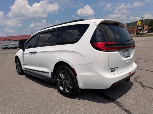 Used 2023 Chrysler Pacifica Touring-L w/ Road Tripper Package AWD/4WD image 4