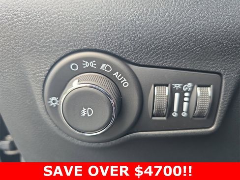 New 2025 Jeep Compass Latitude w/ Sun & Sound Group image 26
