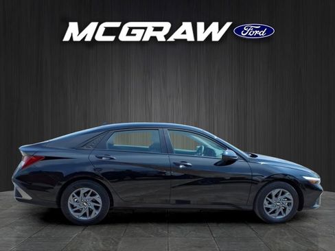 Used 2025 Hyundai Elantra Hybrid FWD image 4