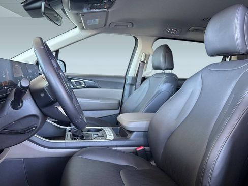 Used 2026 Kia Carnival FWD image 5