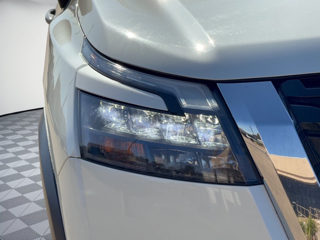 Used 2024 Nissan Pathfinder SV w/ SV Premium Package FWD image 12