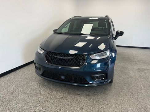 Used 2025 Chrysler Pacifica Limited image 3