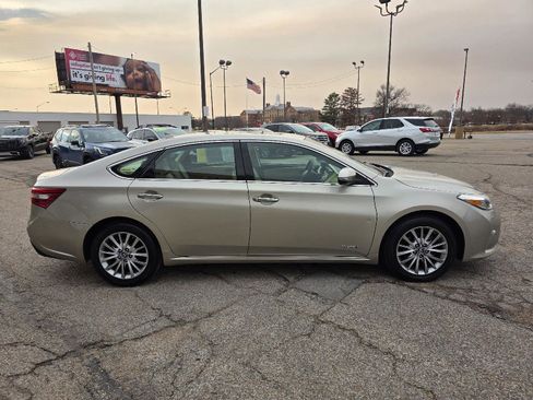 Used 2018 Toyota Avalon Limited image 4
