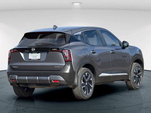 Used 2025 Nissan Kicks SV image 2